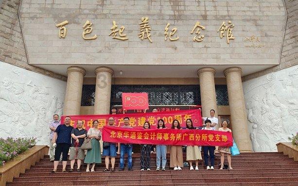 杨幂最新机场私服,粉色新中式棉服,时尚又保暖,软糯粉色小幂